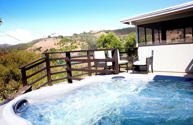 Bunny Hill Farmstay with Hottub