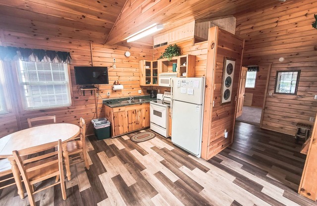 Bur Oak Cabin- Cabin on the Chippewa Flowage within a Resort