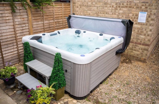 Burgess Beach House - Hot Tub - Garden - Pets OK