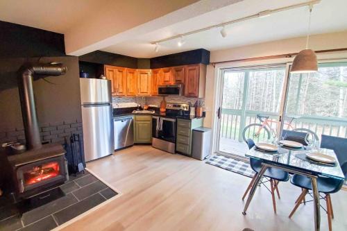 Burke Abode - Trailside Condo with King & Full Beds