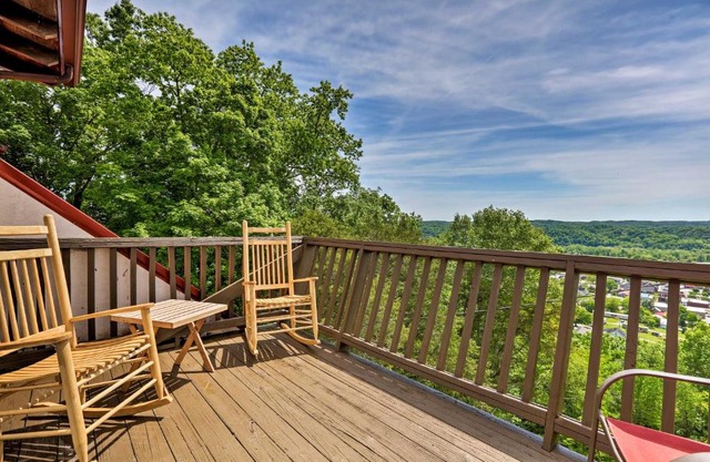 Burkesville Apt with Deck, Views and Pool Access!