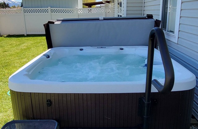 Burley HOT TUB Haven - Clean and Spacious!