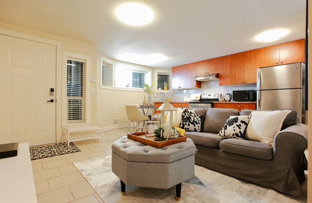 Burnaby Cozy suite Near Skytrain