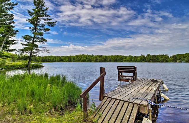NEU! Burns Lake Cabin mit Dock, Pontonboot und vielem mehr!