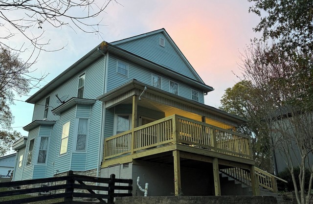 Burnside Boathouse – Cozy 5 Bedroom Lake Retreat Steps from Marina & Local Eats