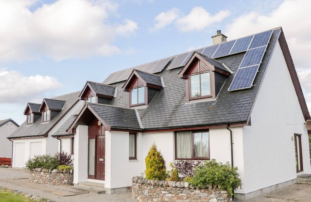 BURNSIDE, pet friendly, character holiday cottage in Lairg