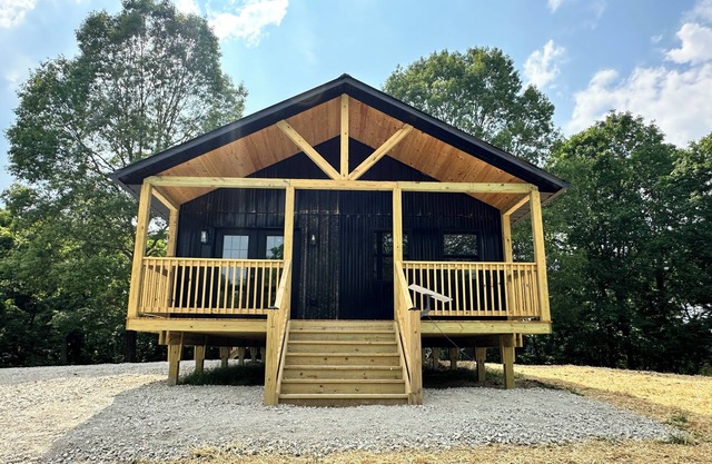 Burr Oak Cabin With Hot Tub and WIFI