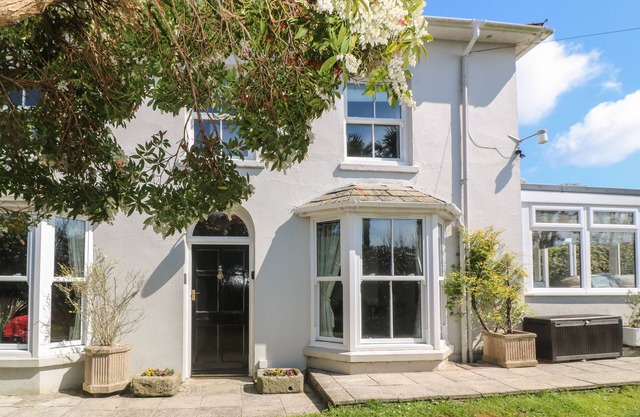 BURROW HOUSE, pet friendly, with open fire in Tywardreath