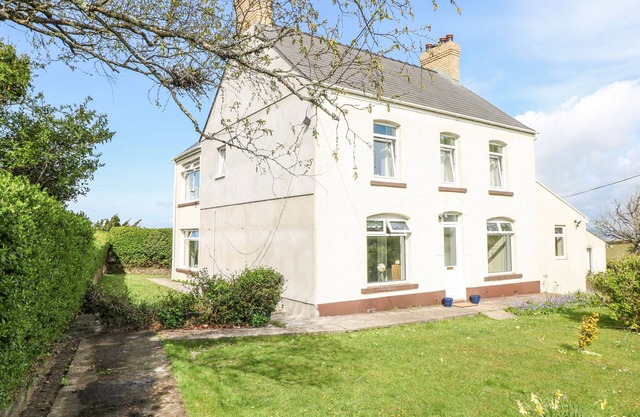 BURRY HOUSE, pet friendly, with hot tub in Llanmorlais