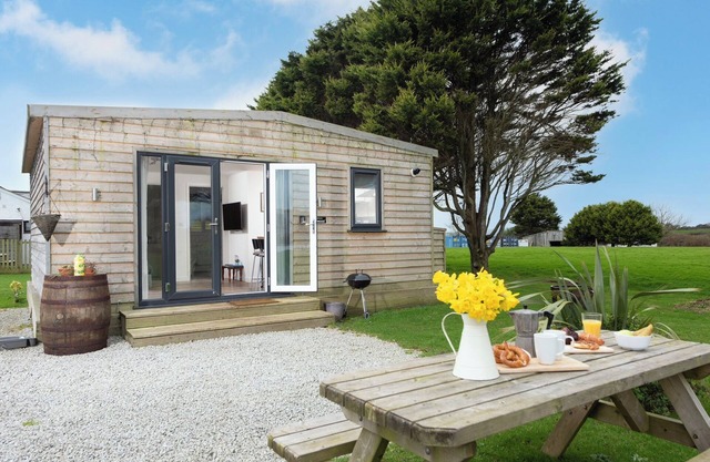 BUSHWOOD LODGE, pet friendly, with a garden in Helston