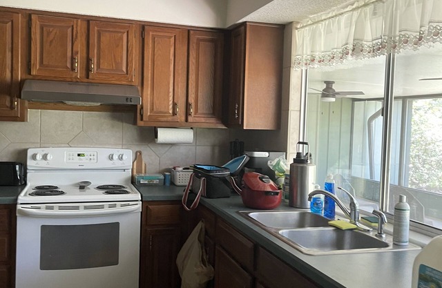 Business suite on lake +hi speed wi-fi + garage - all private