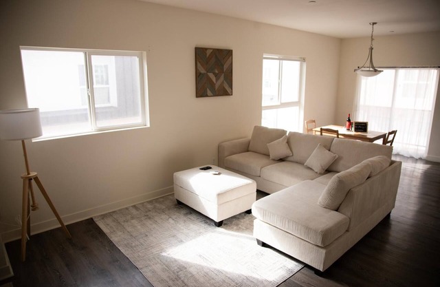 Business Traveler’s Haven – 2 Bedrooms, 2 Bathrooms with 1 Office.