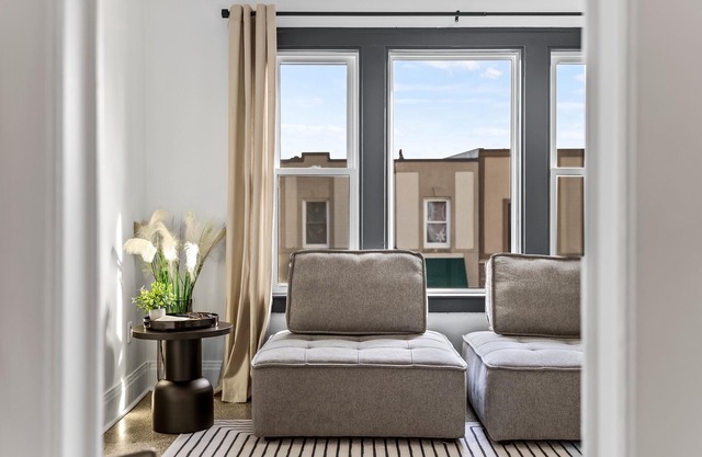 Business Travellers, Couples STAY DOWNTOWN KINGSVILLE Cozy Private SUITE - 1 bed