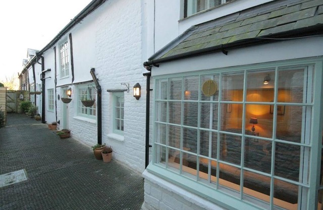 BUTLERS COTTAGE, pet friendly, character holiday cottage in Burford