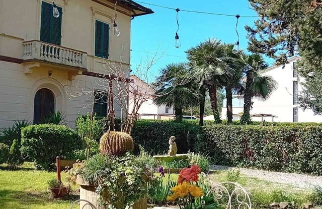 Schmetterlingshaus. Wohnung in der Villa. Gemeinschaftspool und großer Park