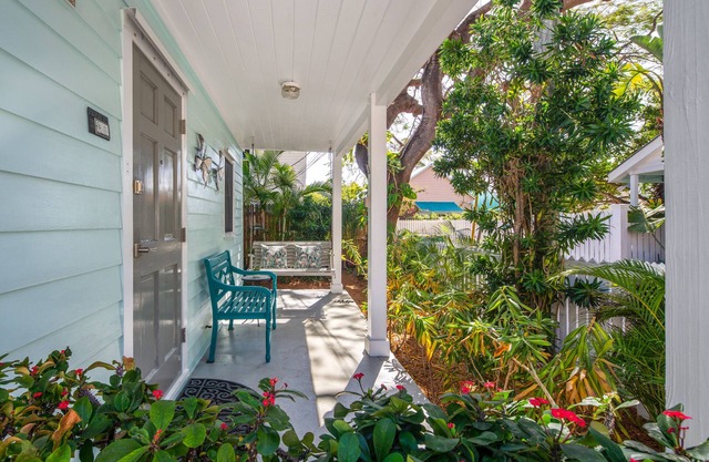 ~Butterfly Cottage~ Enjoy a hot tub, gourmet kitchen, and 2 king ensuites.