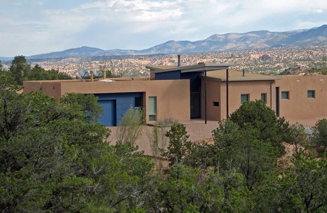 Butterfly House: 1-Acre Modern Home, Foothills of Sangre de Cristos, Near Opera
