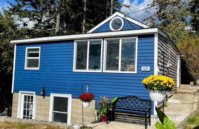 Buttermilk Bay view, 2 bd room, beach & large deck