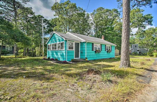 Buttermilk Cottage in Cape Cod: Steps to Beach