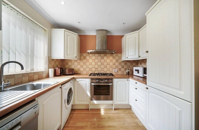 Butterside House - Spacious Retreat with Hot Tub