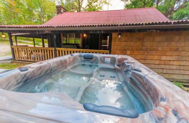 Gemütliche, rustikale Hütte mit Whirlpool, nur wenige Minuten vom Ohiopyle State Park entfernt!
