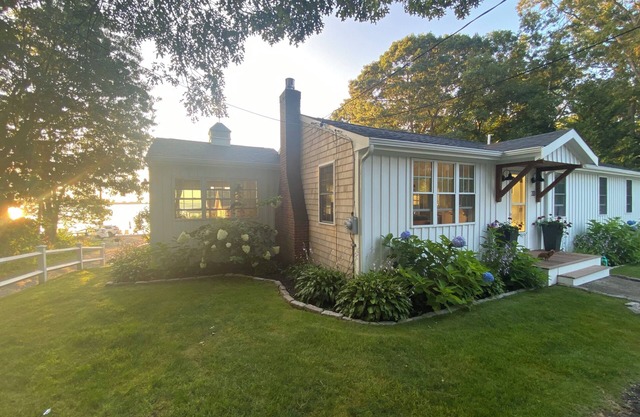 Buzzards Bay Cottage w/ water views and beach pass.
