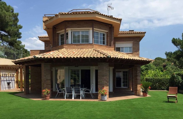 Schöne Villa mit Pool und Garten und herrlicher Aussicht.