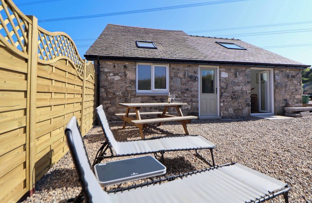 BWTHYN TAID, country holiday cottage, with a garden in Holywell