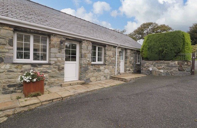 BWYTHYN YR WYDDFA, pet friendly, with a garden in Llanberis