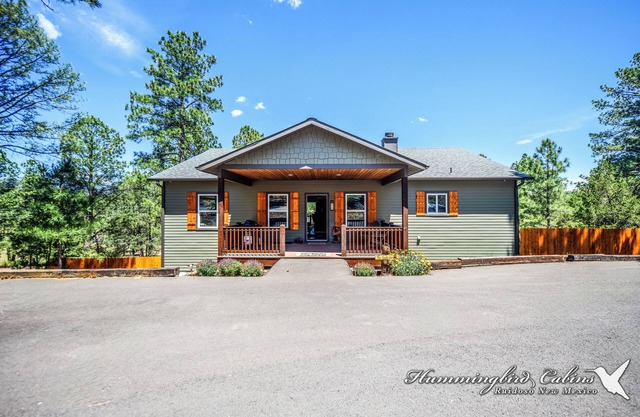 "By God's Grace" 'unique, modern home w/ hot tub in the mountains!