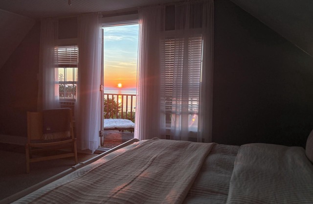 “By the C” seaside stay on the Bay of Fundy: hot tub & sauna