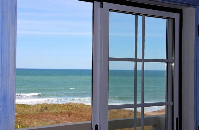 Vom Ferienhaus sind es 50 m zum Meer und zum Strand mit Möglichkeiten zum Surfen