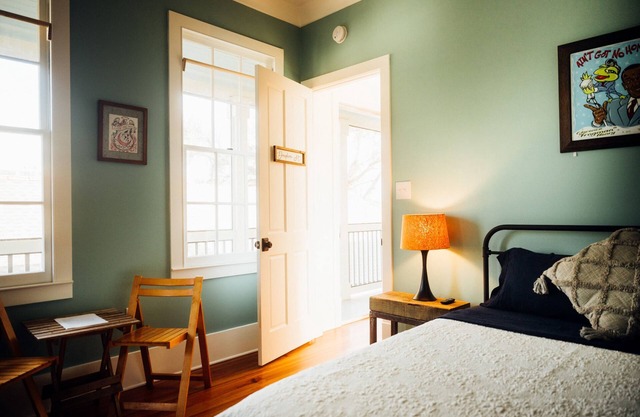 "Bywater Breeze" Private upstairs bedroom, kitchenette, full bathroom, & balcony