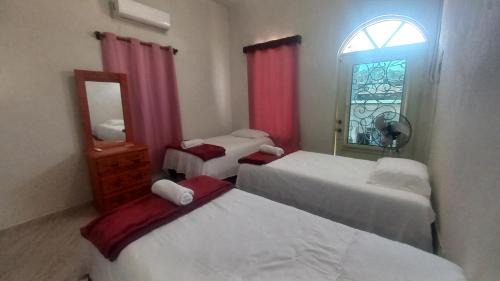 Céntrica habitación con balcón para 3 personas con baño exclusivo en pasillo