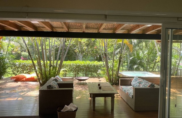 Casa no Gramado, Acesso Privado a Praia com Jacuzzi e Lareira Externa