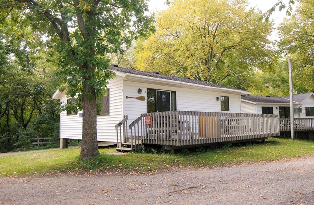 C'mon Inn, a 3BR cabin w/ lake views nestled in family-friendly Riverside Resort