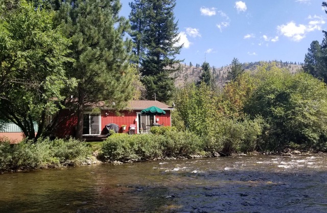 Kommen Sie ins Lazy Trout! Ein Hektar Spaß unterhalb des Lolo Peak am Lolo Creek ...