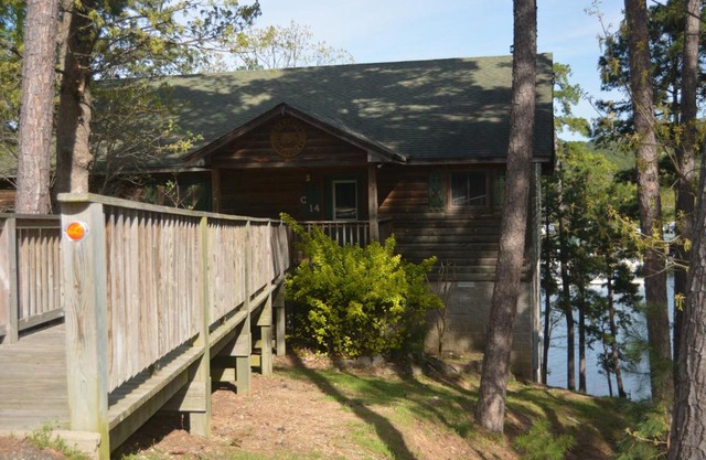 C14, Two bedroom, two bath, log-sided, luxury Harbor North cottage overlooking the lake, cottage