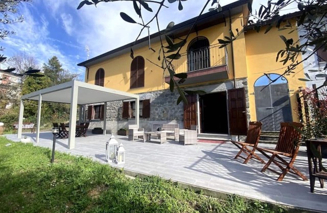 Ca' Degli Olivi relax Lunigiana one private house with jacuzzi near Cinque Terre