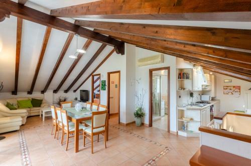 Ca' do Pescou, Charming 2,Bedroom Apartment with Stunning Hill Views Overlooking the Greenery