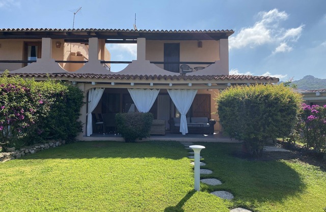 Baja Sardinien-Costa Smeralda. Schöne Villa mit Meerblick und eigenem Garten
