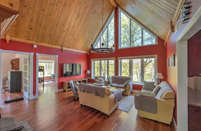 Luxury Waterfront Retreat: Whitefish Lodge on Rideau Lakes