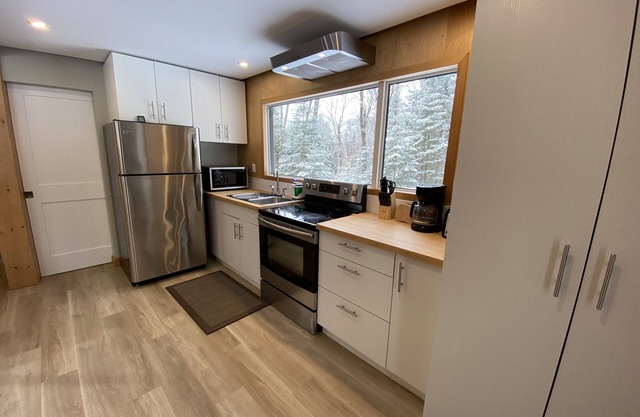 Delightful newly built 1-Bedroom Tiny House in the forest