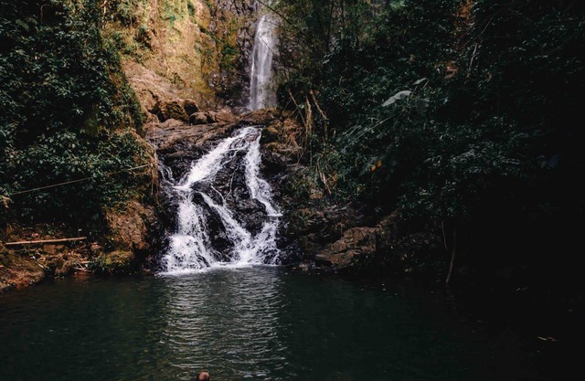 Cabaña Acogedora y Romántica con vista a las montañas a pasos del Río y cascada.