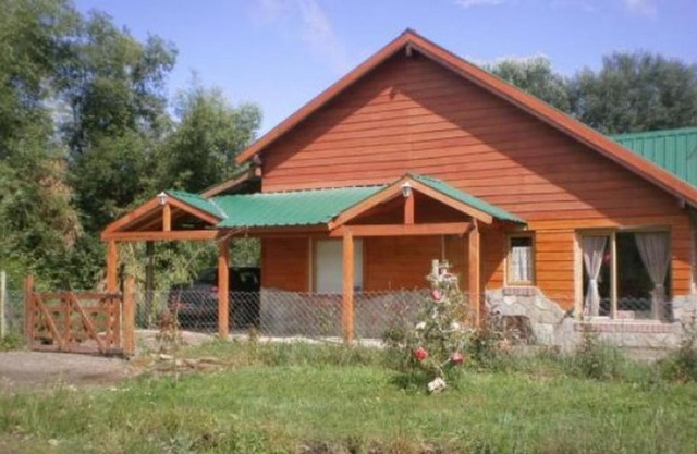 Cabaña con costa de arroyo