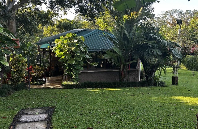 Villa rodeada de mucha naturaleza en una zona segura y cercana al Aeropuerto