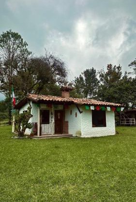 Cabaña Slim con arroyo a orillas de Orizaba