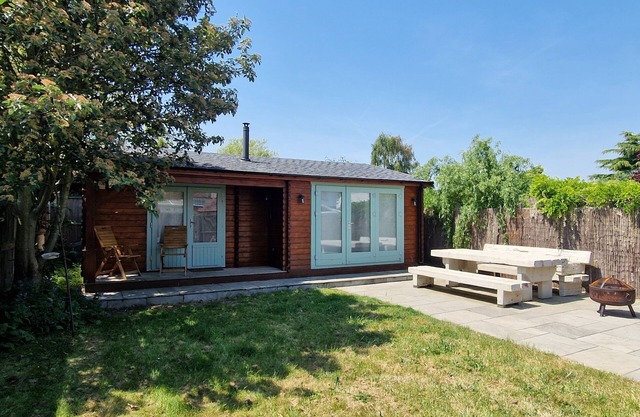 Caban Cwtch - Log fire, pool table, fire pit, BBQ, hot tub cinema: Dog friendly