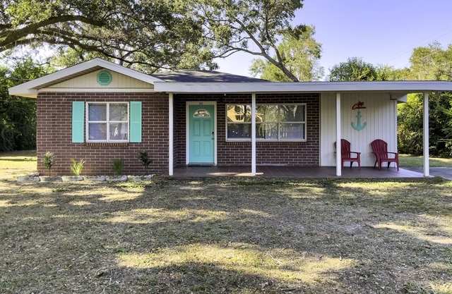 Cabana Cottage Centrally Located!