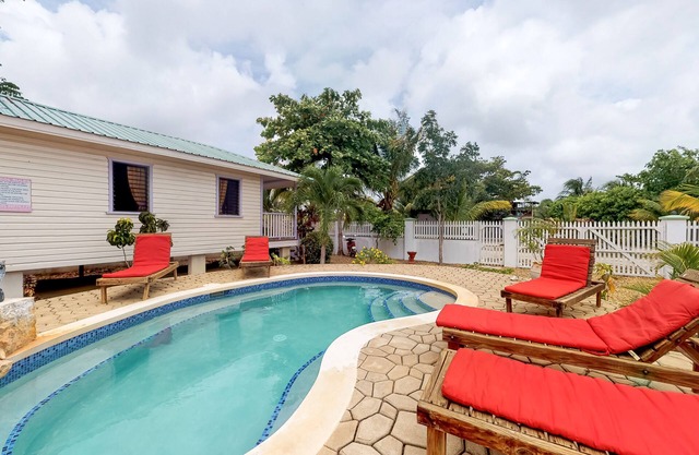 Cabana mit einer Veranda und einer Hängematte, Blick auf den Pool und einen gemeinsamen Grillbereich